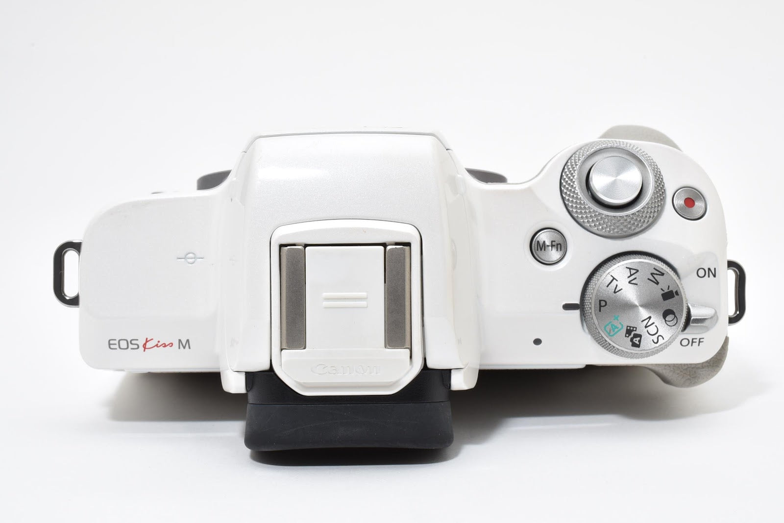 ★美品★ キャノン CANON EOS KISS M ボディ ホワイト ミラーレス一眼 小スレ 動作良好 ★ #8709