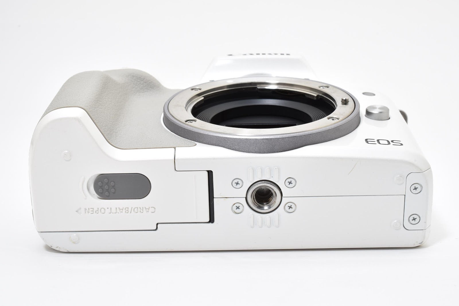 ★美品★ キャノン CANON EOS KISS M ボディ ホワイト ミラーレス一眼 小スレ 動作良好 ★ #8709