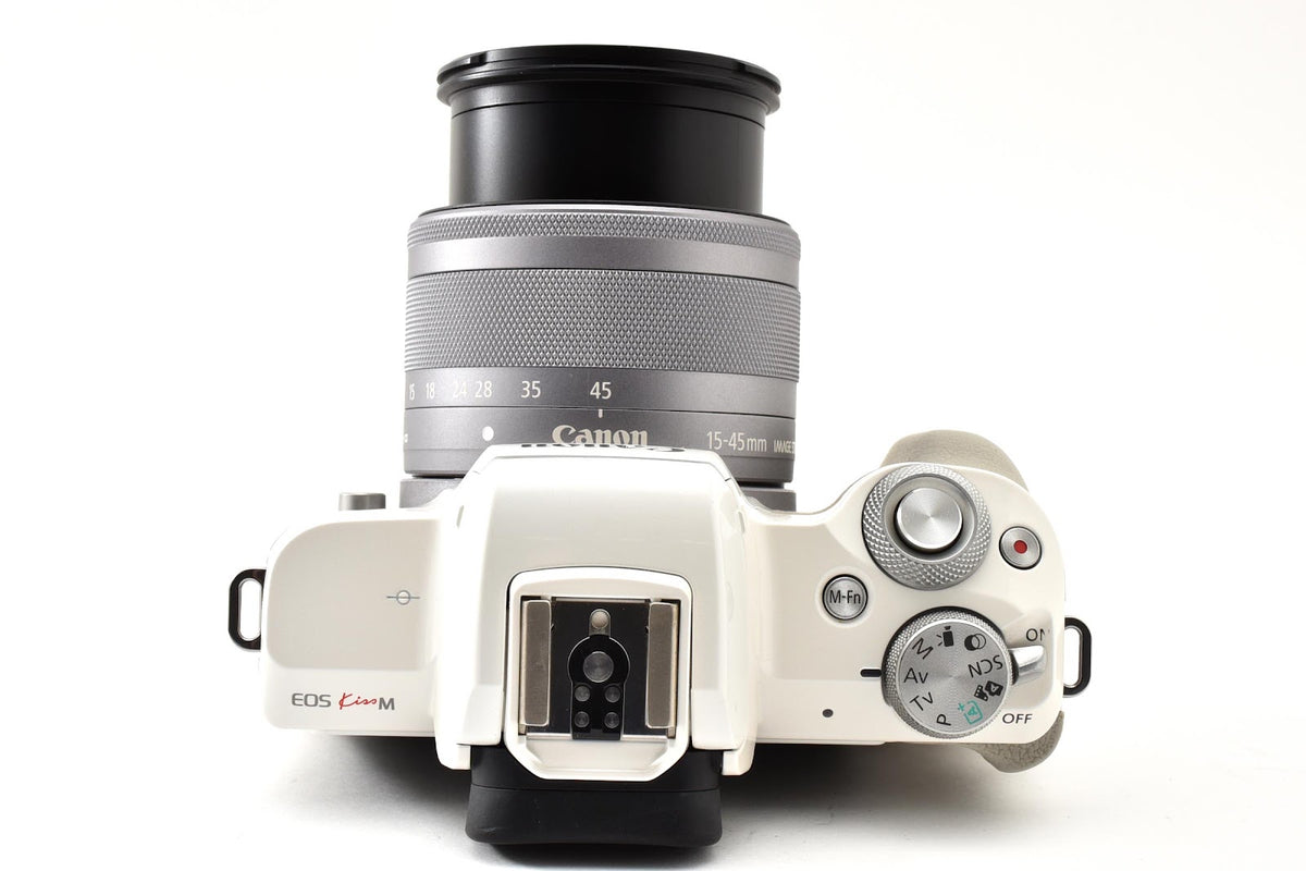 ★美品シャッター回数16,000回以下★ キヤノン CANON EOS KISS M ホワイト EF-M 15-45mm IS STM レンズセット ミラーレス一眼 ★ #9242