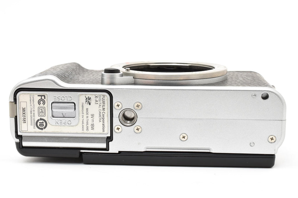 ★良品★ フジフイルム FUJIFILM X-A1 ボディ シルバー ミラーレス一眼 【1630万画素】 ★ #8628