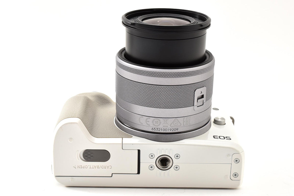 ★美品シャッター回数16,000回以下★ キヤノン CANON EOS KISS M ホワイト EF-M 15-45mm IS STM レンズセット ミラーレス一眼 ★ #9242