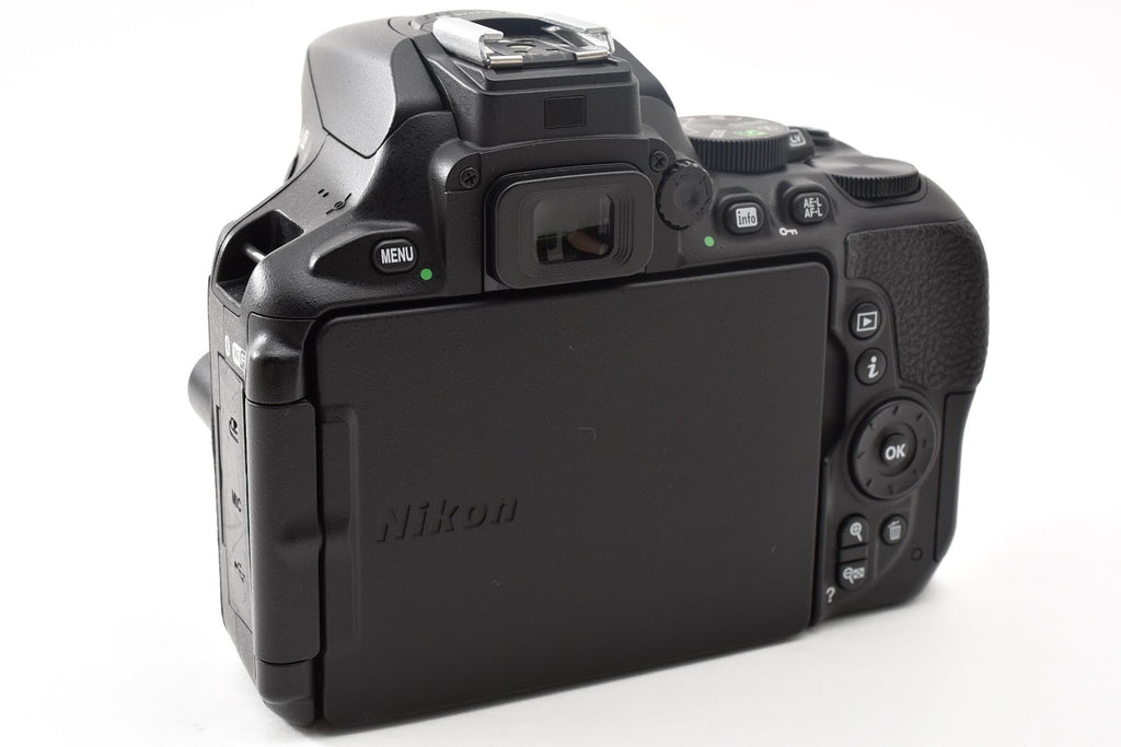 ★美品★ ニコン Nikon ショット数11200回 D5600 ダブルズームキット デジタル一眼レフ ★ #9214