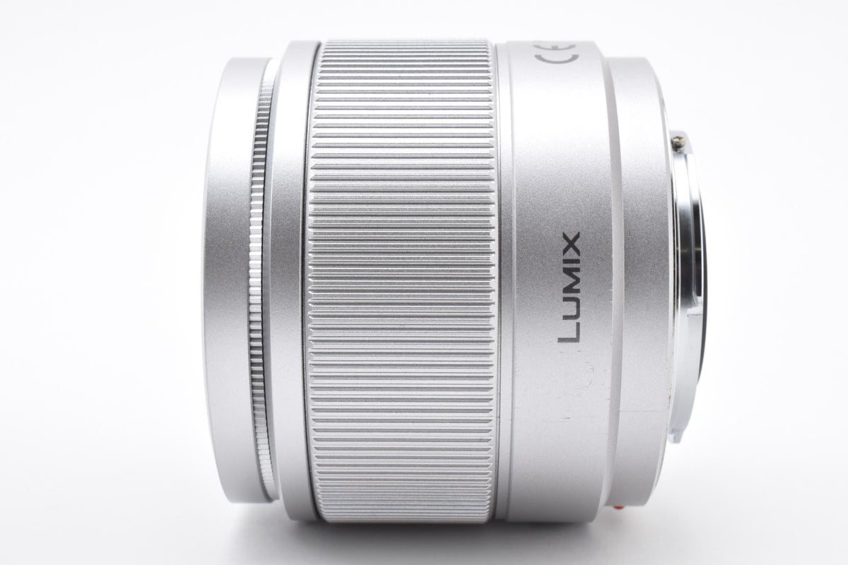 ★美品★ パナソニック Panasonic LUMIX G 25MM F1.7 ASPH. H-H025 シルバー デジタルカメラ用レンズ ★ #9435