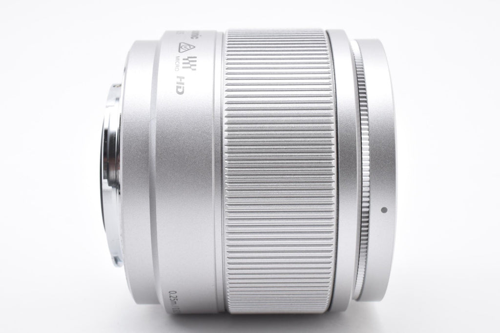 ★美品★ パナソニック Panasonic LUMIX G 25MM F1.7 ASPH. H-H025 シルバー デジタルカメラ用レンズ ★ #9435