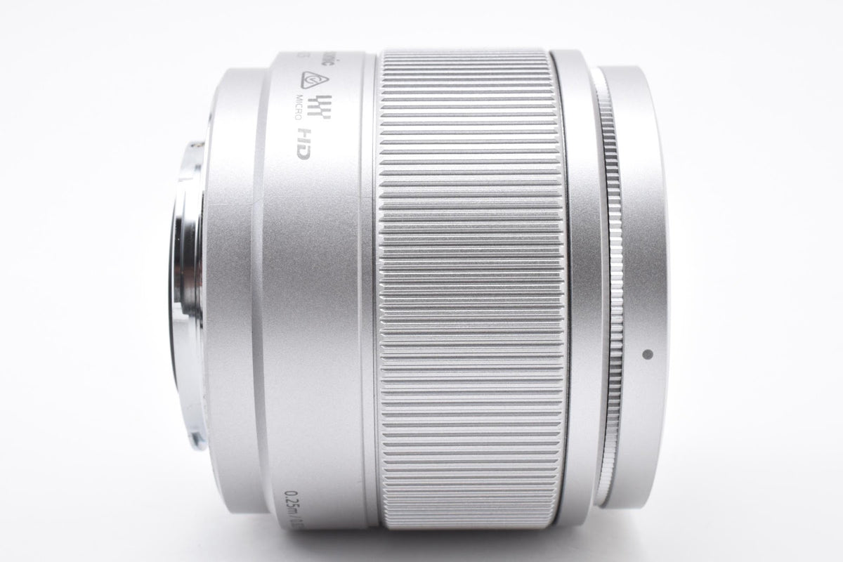★美品★ パナソニック Panasonic LUMIX G 25MM F1.7 ASPH. H-H025 シルバー デジタルカメラ用レンズ ★ #9435