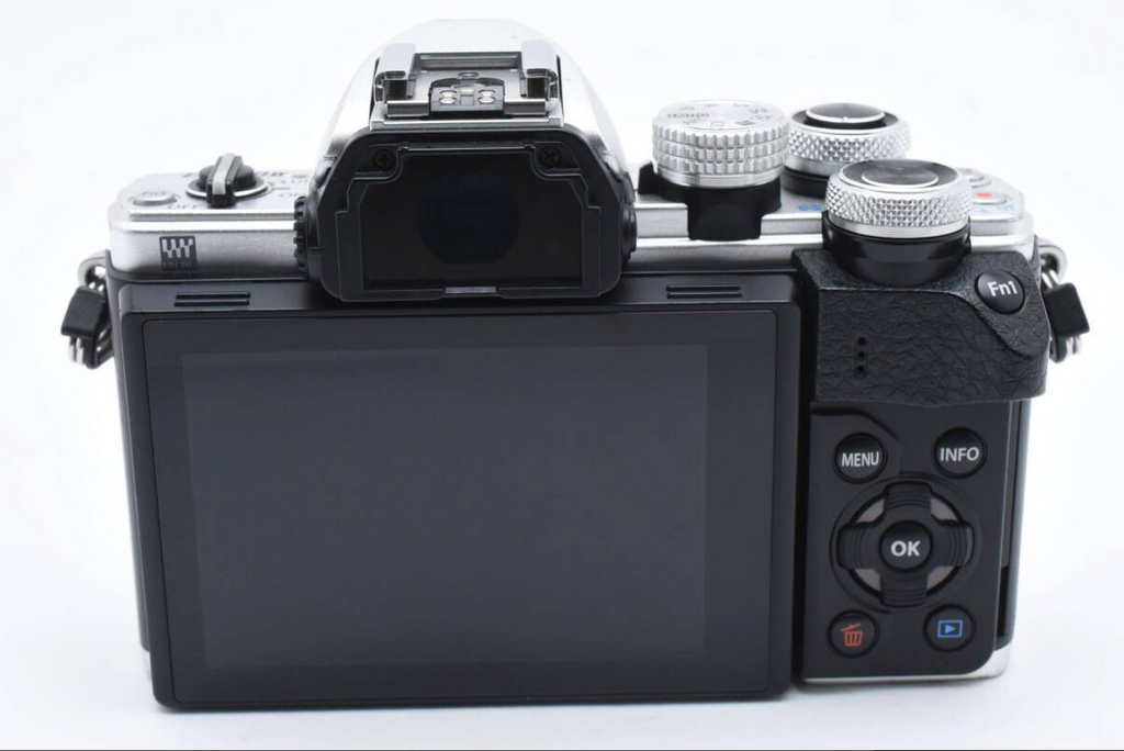 ★ショット17650数回★オリンパス OLYMPUS OM-D E-M10 Mark II ボディシルバー /14-42ｍｍ パンケーキレンズセット ★ L377#5197