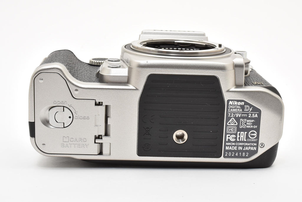 ★美品ショット数3,350回★ ニコン Nikon DF ボディ デジタル一眼レフカメラ ★ #8570
